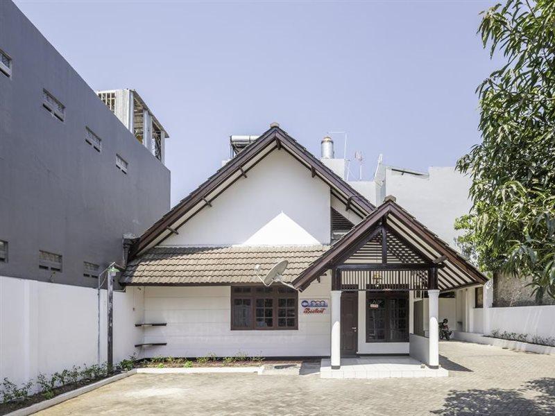 Super Oyo 1568 Stasiun Ka Cirebon Guest House Экстерьер фото
