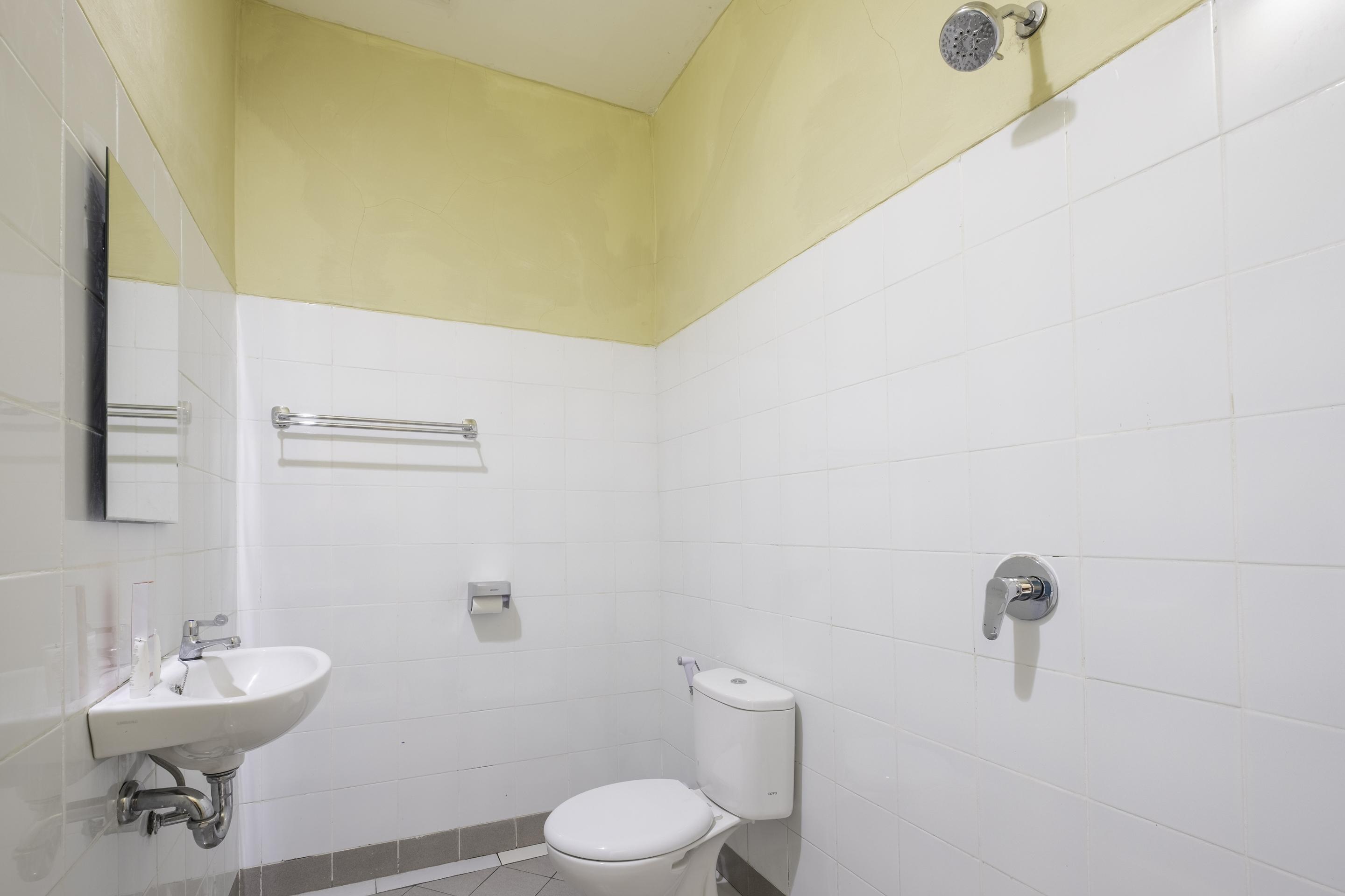 Super Oyo 1568 Stasiun Ka Cirebon Guest House Экстерьер фото