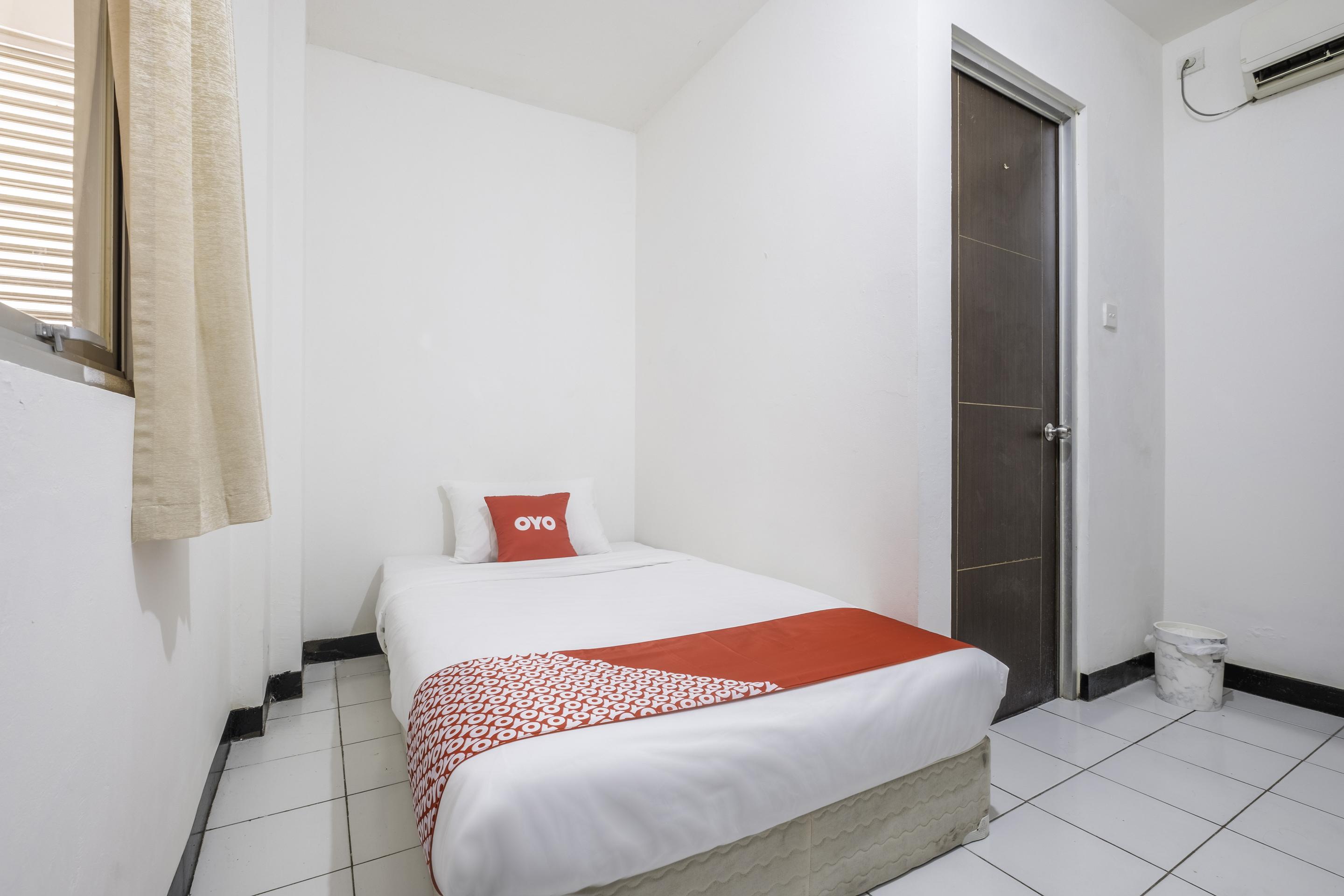 Super Oyo 1568 Stasiun Ka Cirebon Guest House Экстерьер фото