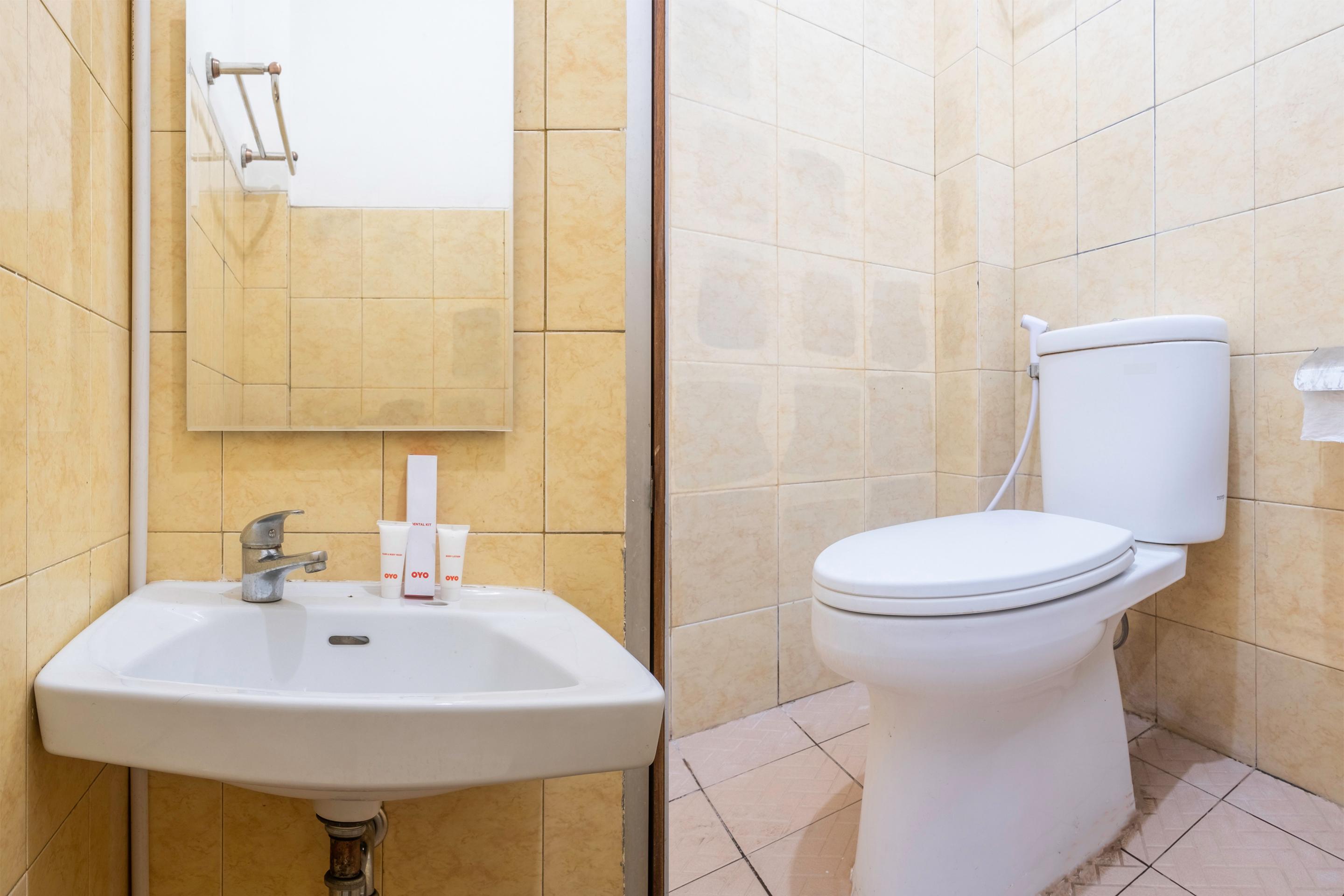 Super Oyo 1568 Stasiun Ka Cirebon Guest House Экстерьер фото