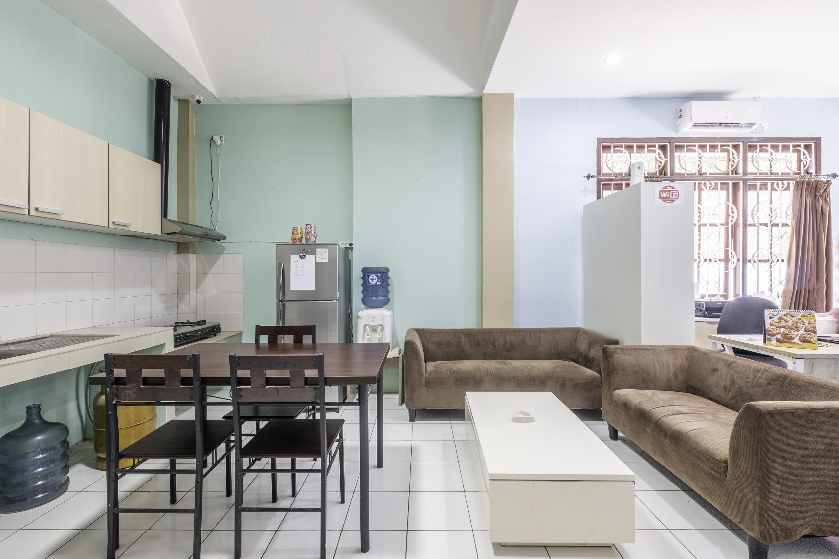 Super Oyo 1568 Stasiun Ka Cirebon Guest House Экстерьер фото
