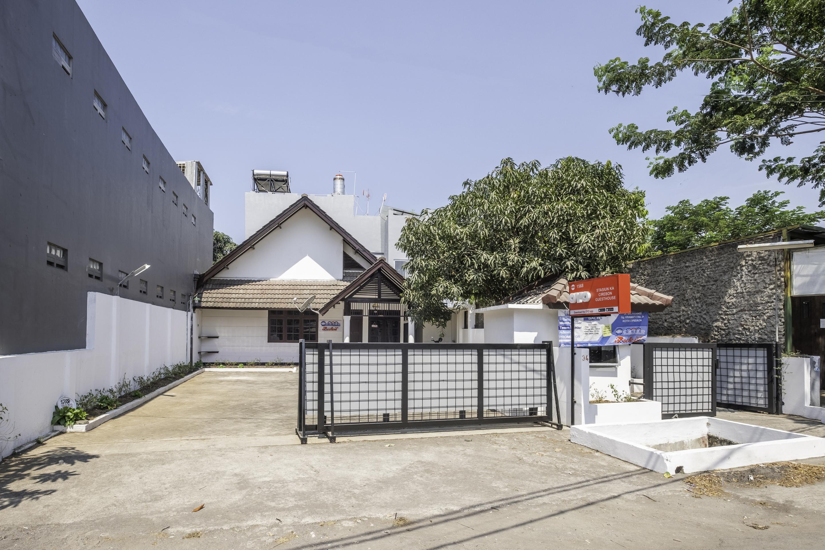 Super Oyo 1568 Stasiun Ka Cirebon Guest House Экстерьер фото