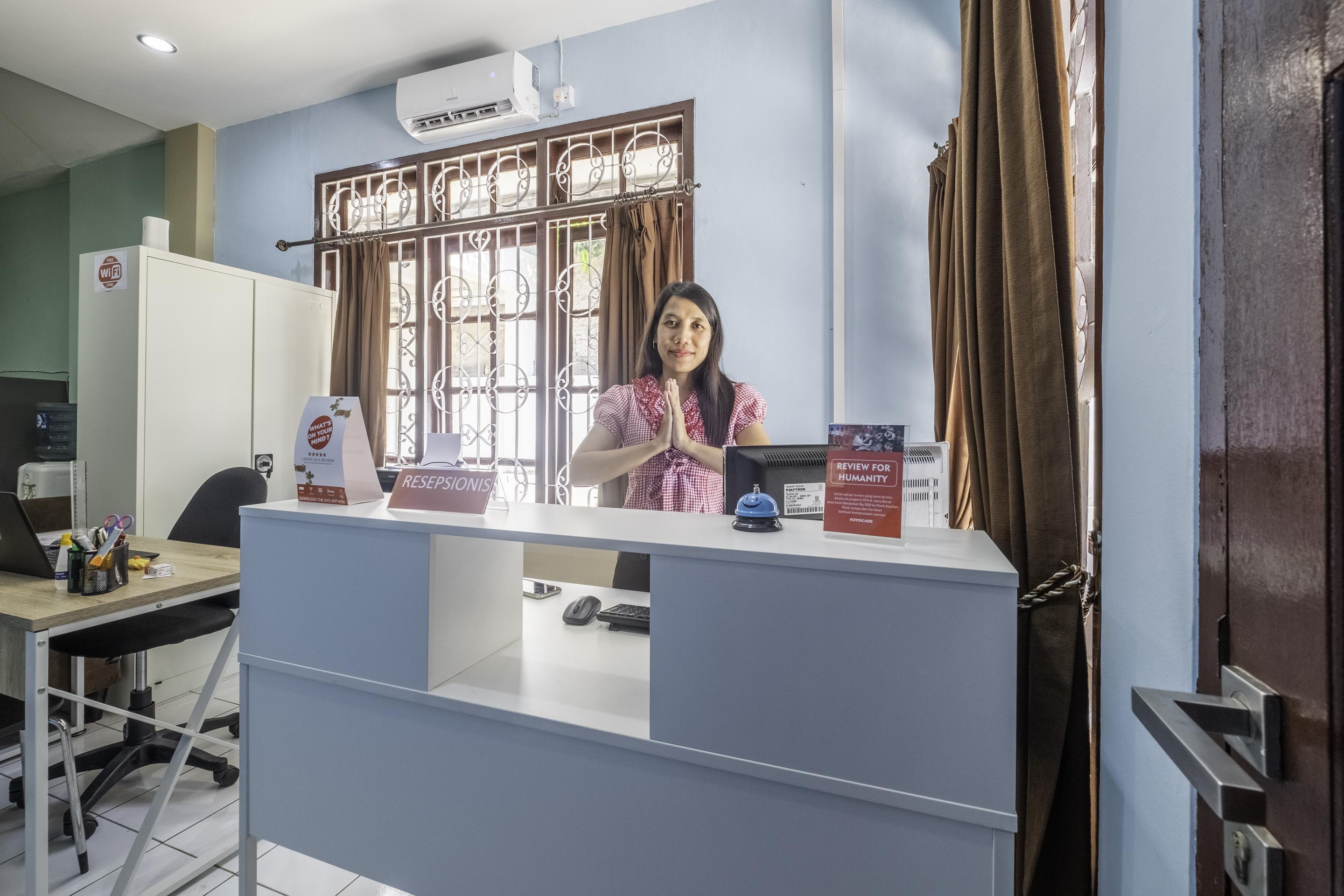 Super Oyo 1568 Stasiun Ka Cirebon Guest House Экстерьер фото