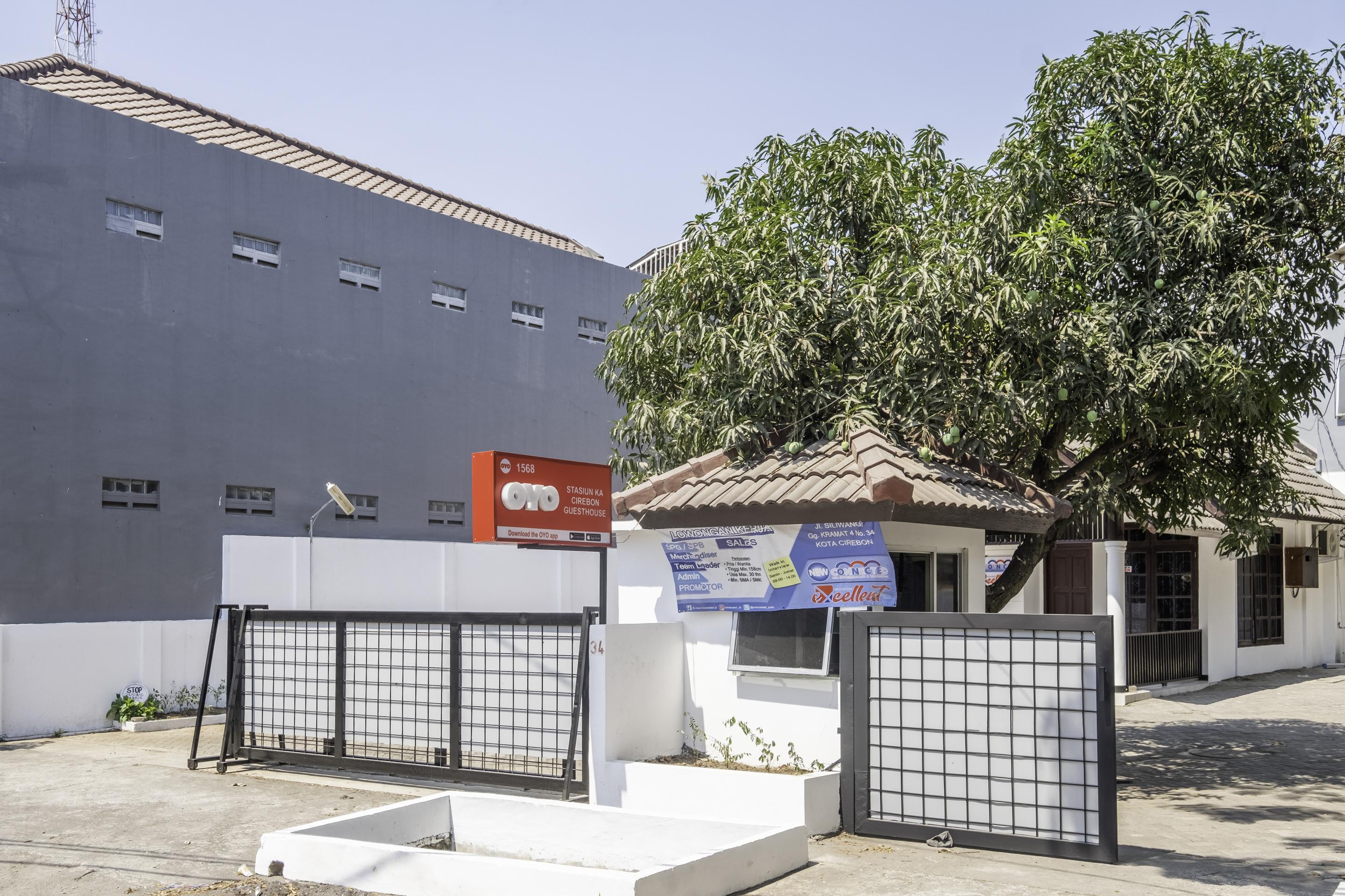 Super Oyo 1568 Stasiun Ka Cirebon Guest House Экстерьер фото