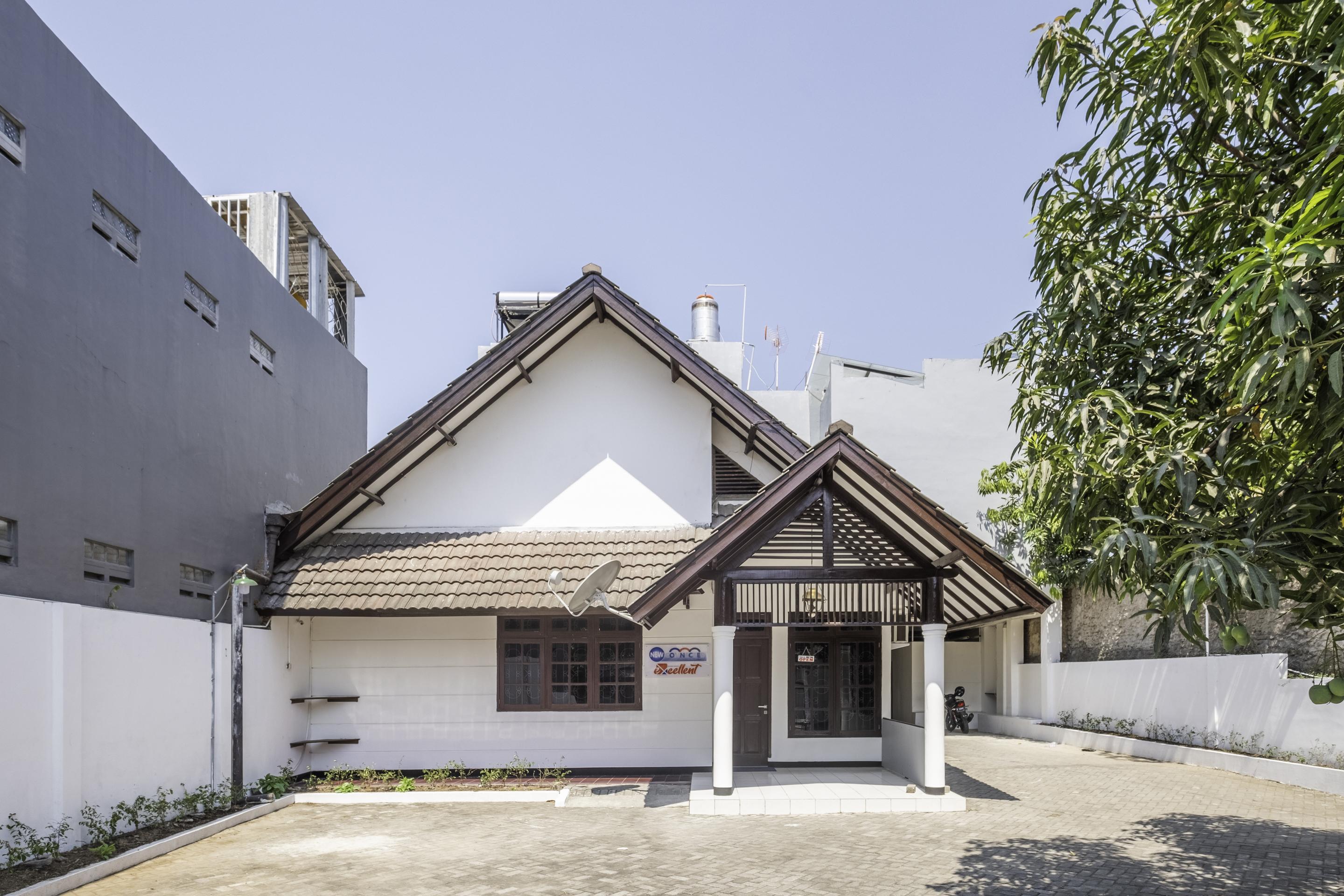 Super Oyo 1568 Stasiun Ka Cirebon Guest House Экстерьер фото